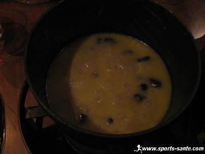 Fondue savoyarde avec trois fromages râpés 